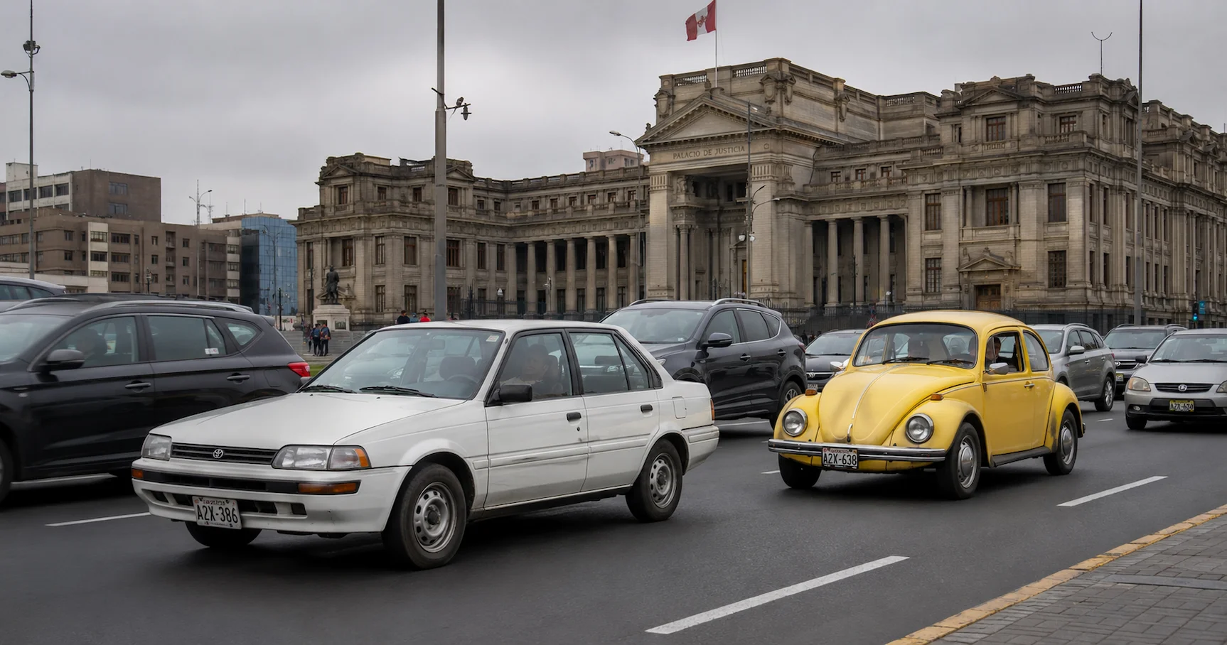 Fila de autos clásicos y modernos transitando por una avenida de Lima frente al Palacio de Justicia, con un Toyota Corolla blanco en primer plano