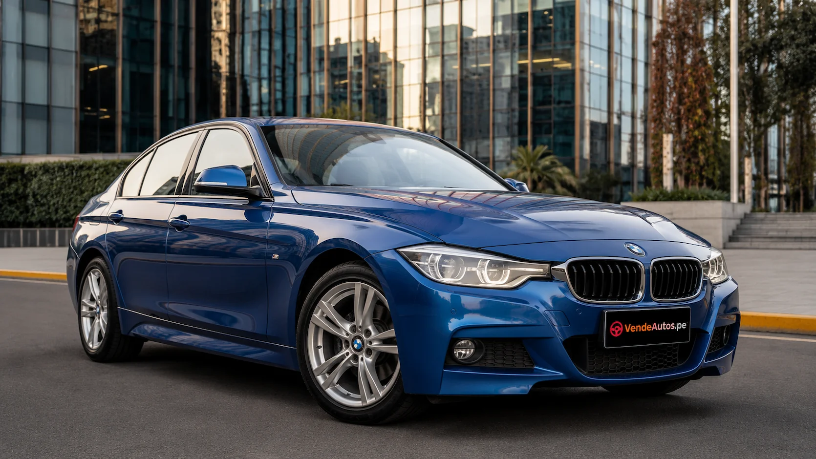 Sedán premium BMW Serie 3 color azul metálico estacionado frente a un edificio moderno en el centro empresarial de San Isidro en Lima, Perú