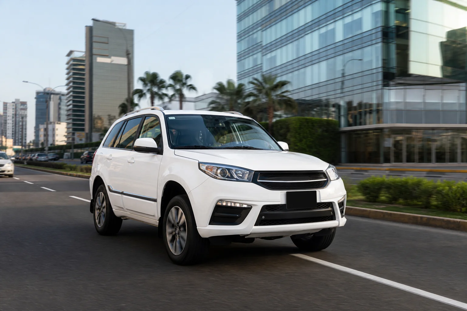 Chery Tiggo 3 blanco en avenida de Lima