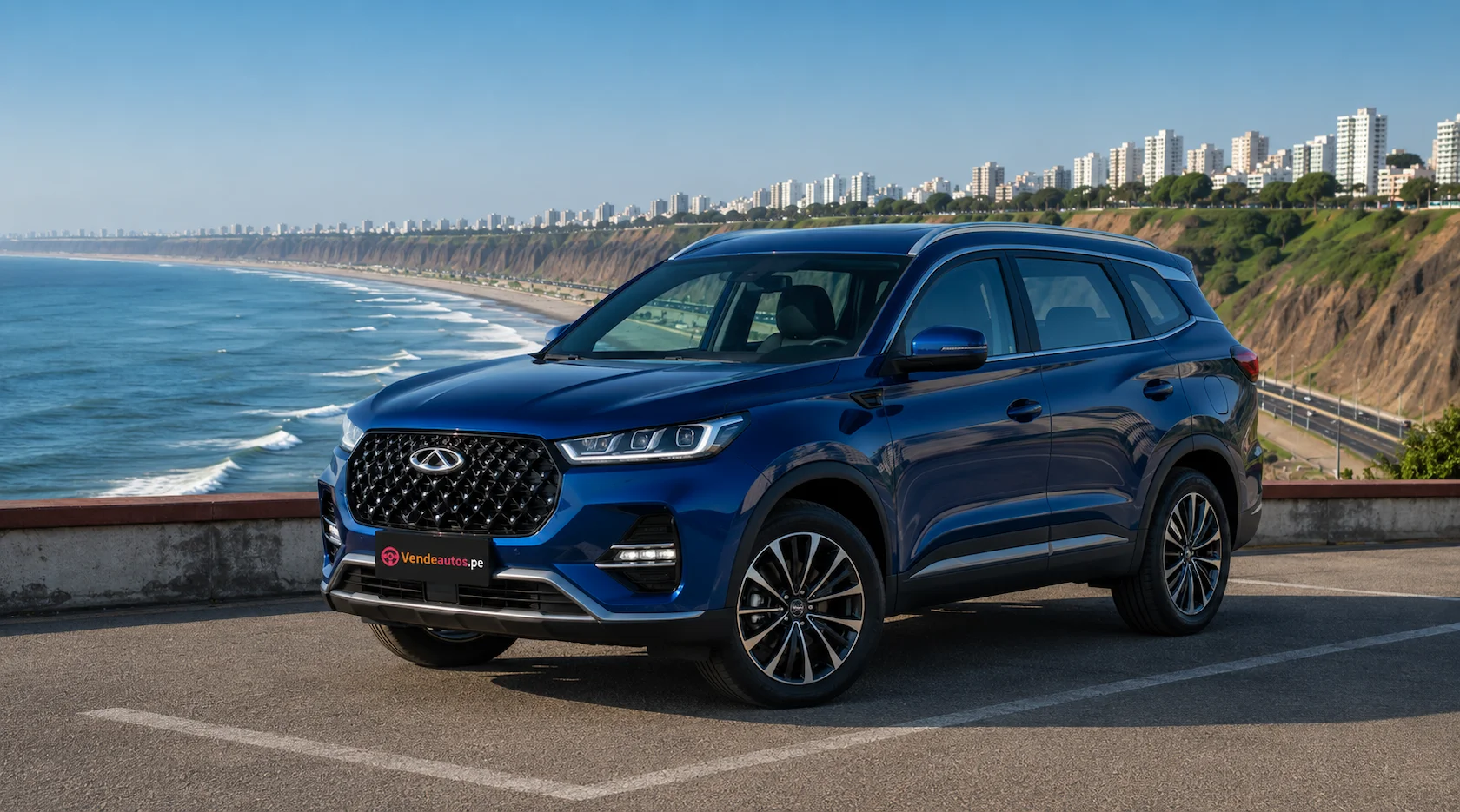 SUV Chery Tiggo 7 Pro color azul estacionada en el mirador de la Costa Verde en Lima, Perú