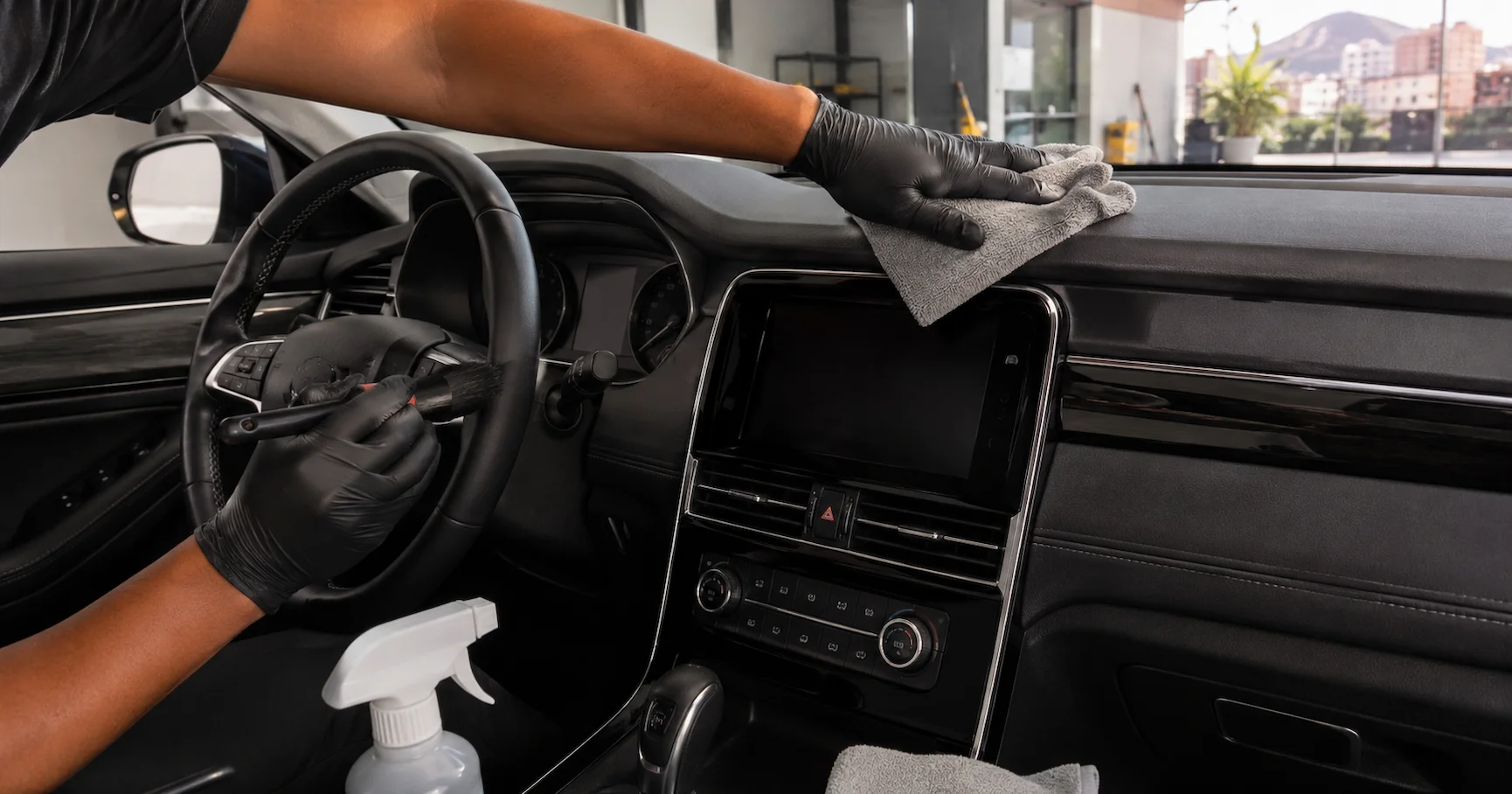 Limpieza detallada del interior de un auto en Lima con microfibra y productos profesionales