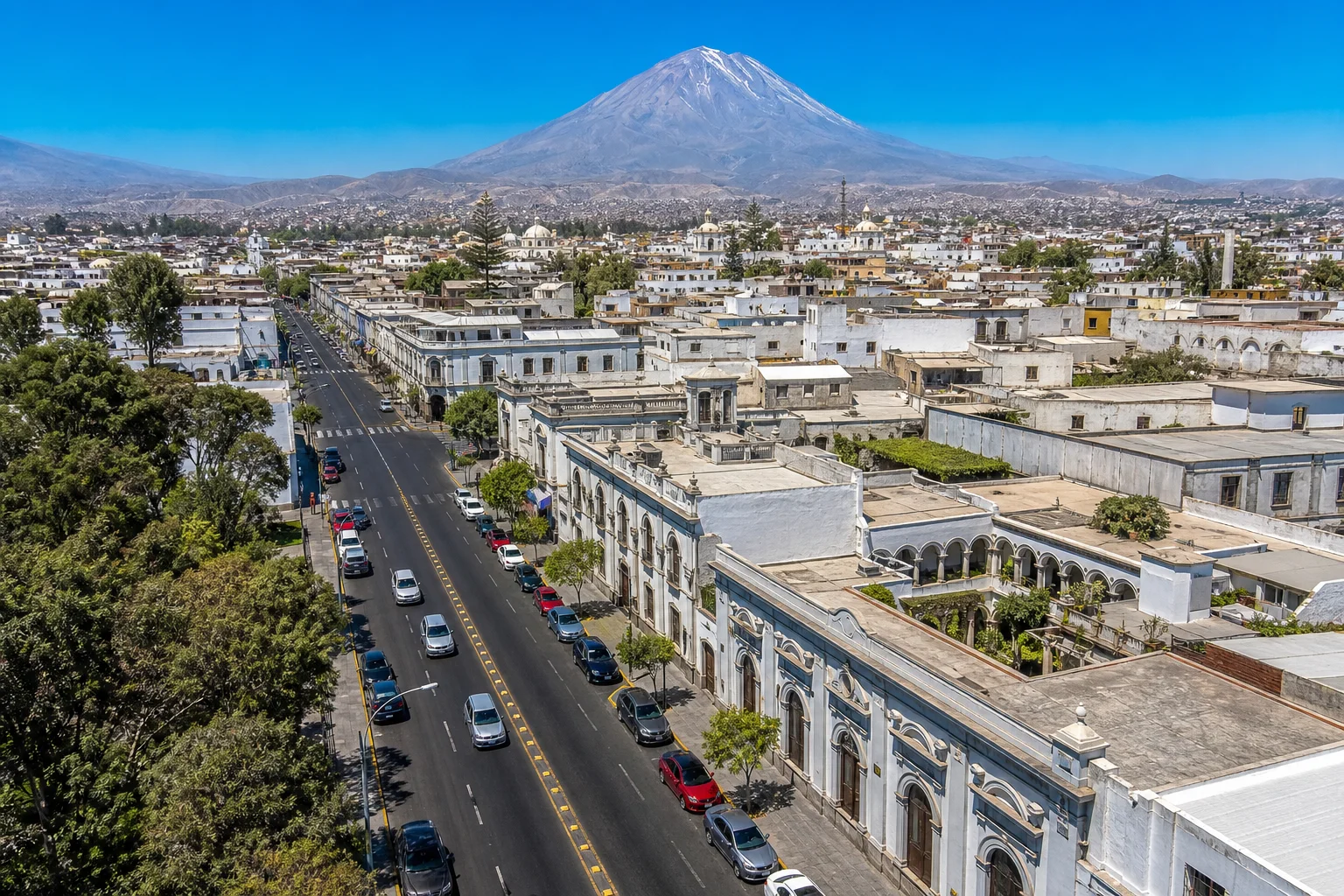 Autos en una avenida principal de Arequipa Perú