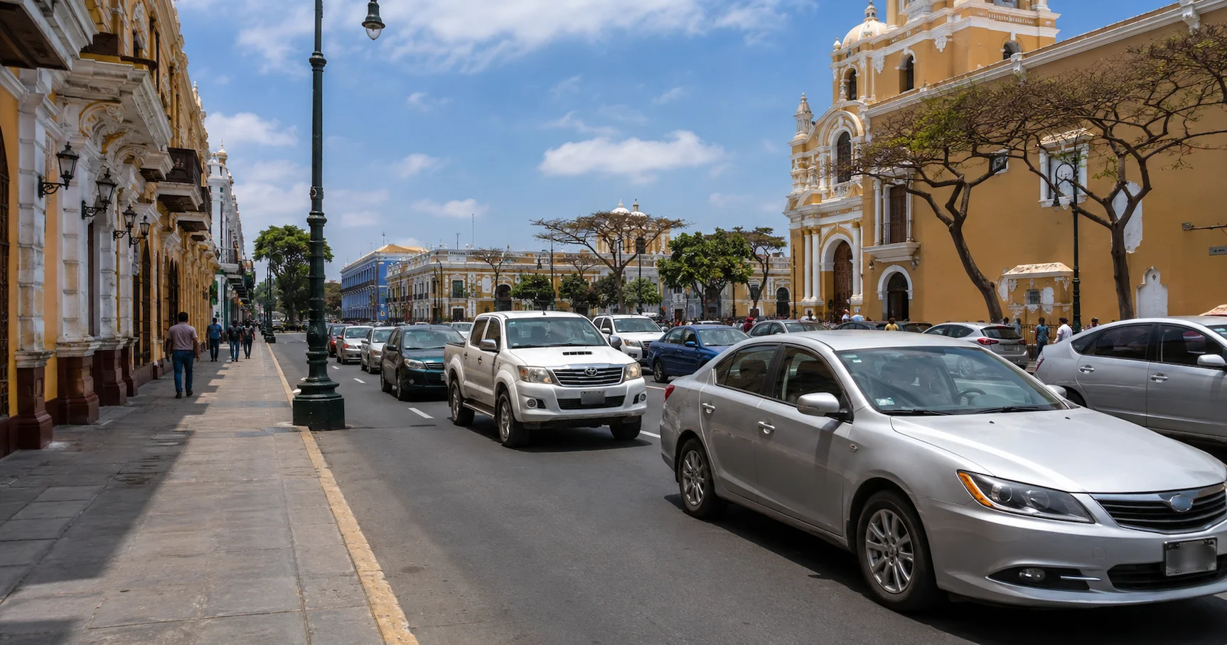 Avenida España de Trujillo con autos circulando y el centro histórico de fondo