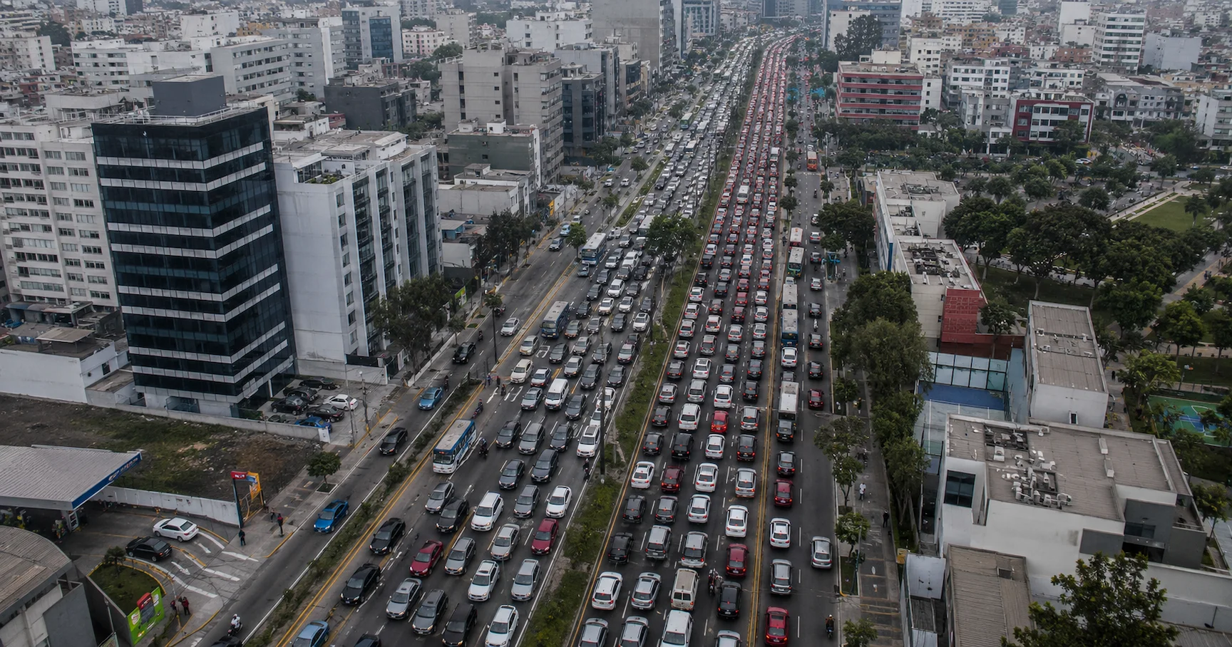 Tráfico intenso en una avenida principal de Lima en hora punta
