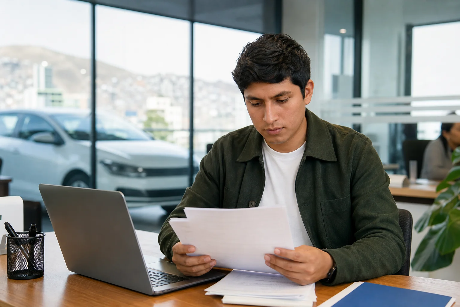 Persona revisando opciones de crédito vehicular en Lima