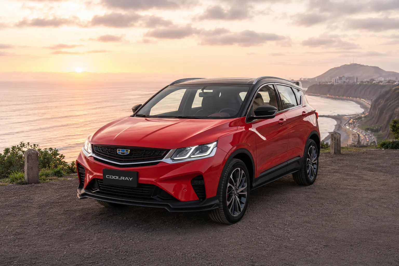 SUV Geely Coolray de color rojo brillante estacionada en el mirador de la Costa Verde en Lima, Perú, con su logotipo de marca real visible en la parrilla delantera