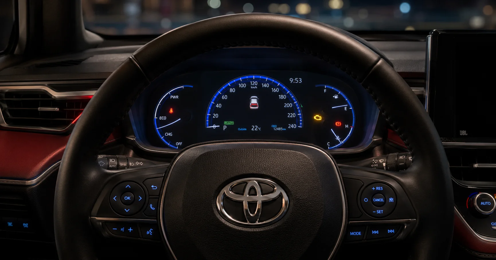 Vista detallada de un tablero de instrumentos digital de un auto moderno con una luz roja de temperatura y una luz amarilla de check engine encendidas