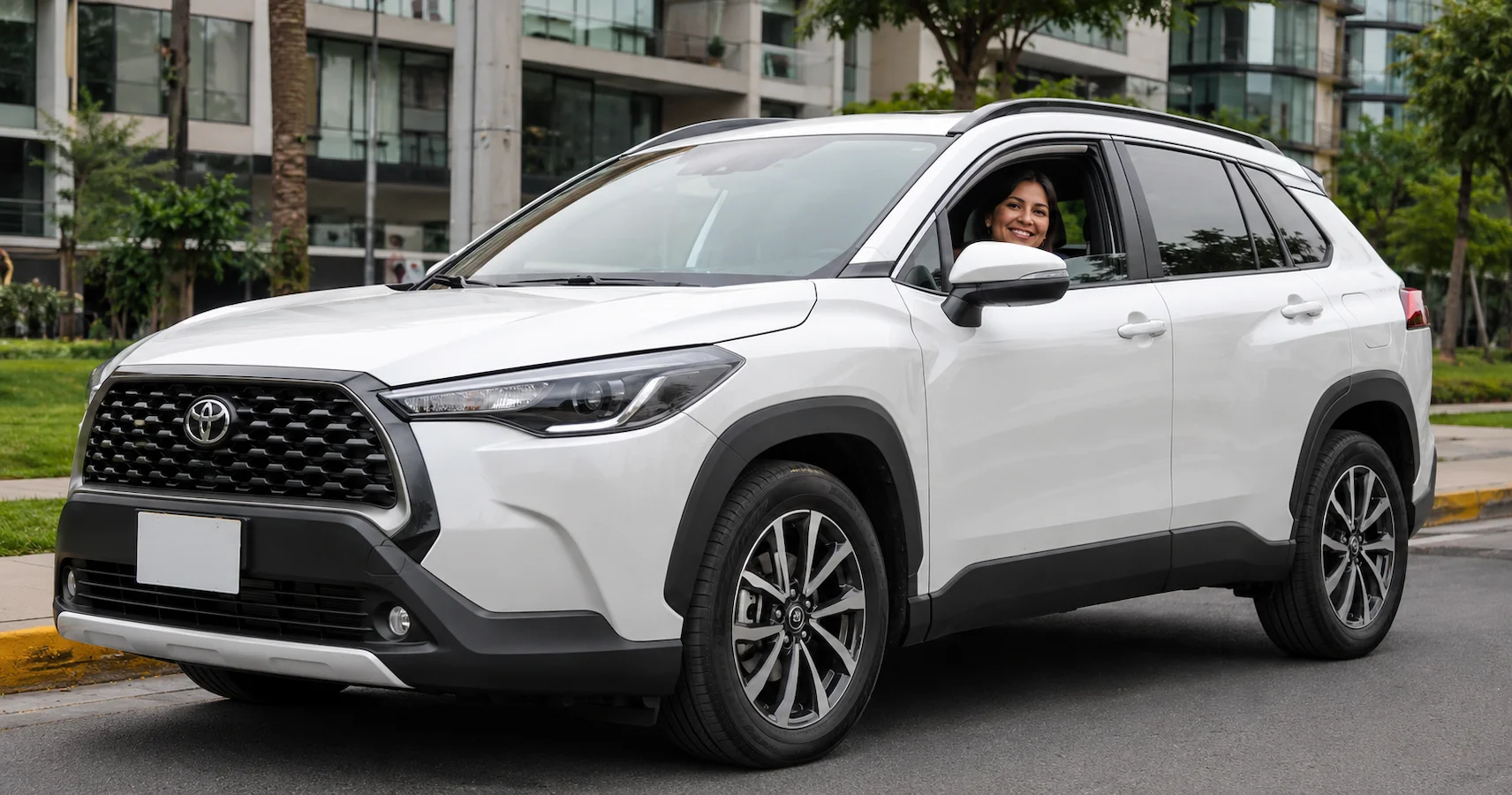 Conductora peruana sonriente al volante de una SUV moderna equipada con sistemas de asistencia de estacionamiento en una avenida de Lima