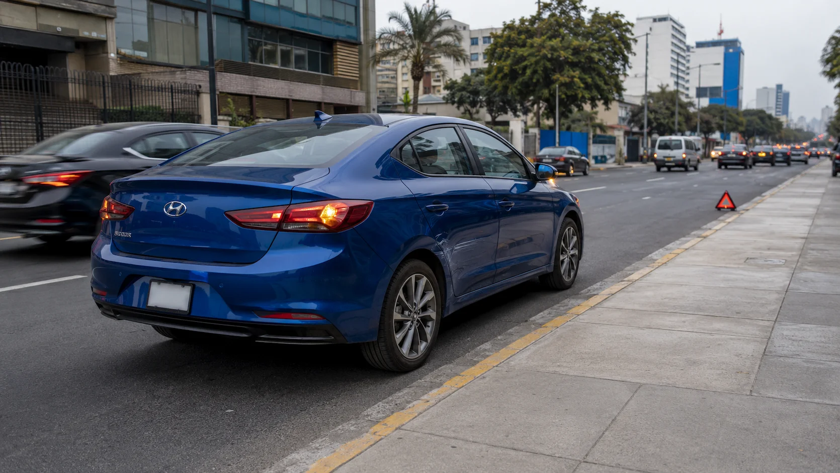 Auto Hyundai de color azul detenido en una avenida de Lima con las luces intermitentes encendidas y un triángulo de seguridad reglamentario colocado atrás tras un roce leve
