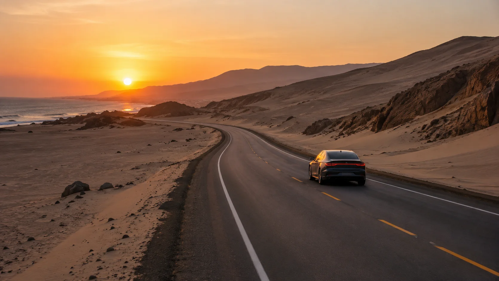 Auto en carretera peruana al atardecer con paisaje desértico y cerros a los lados
