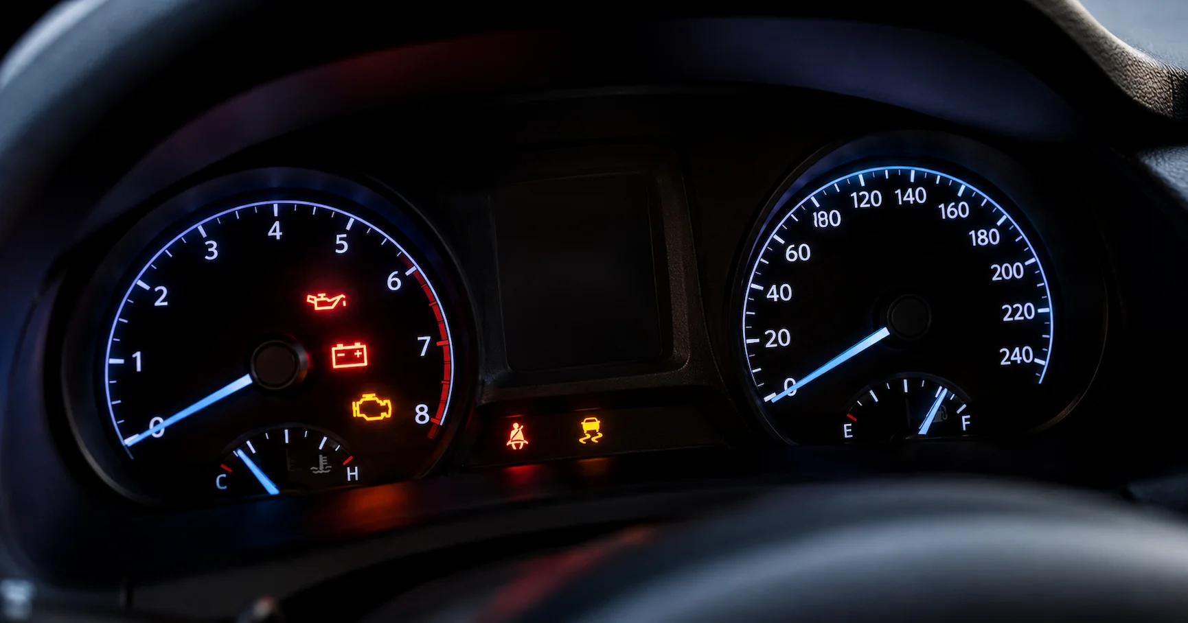 Tablero de instrumentos de un auto moderno iluminado con varios símbolos de advertencia encendidos