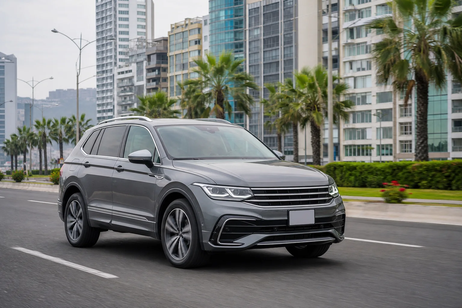 Volkswagen Tiguan gris en avenida de Lima