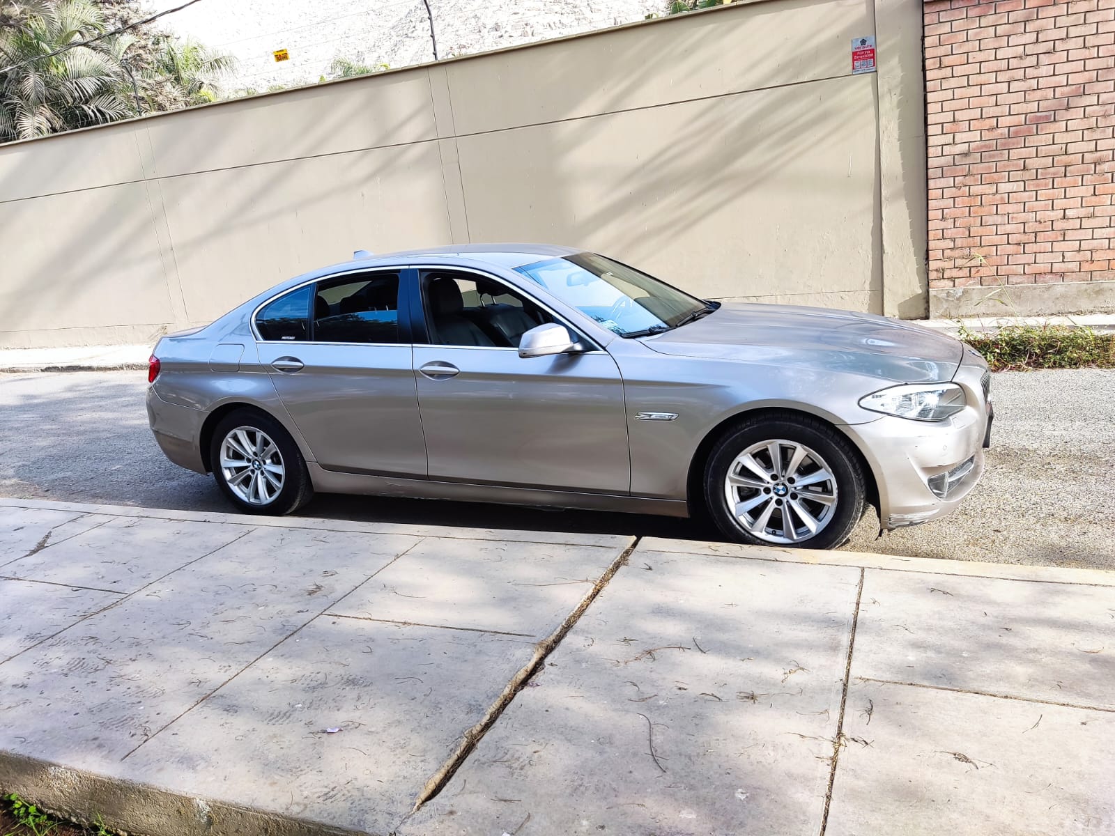 BMW 520i – SEDAN PLATA KASHMIR