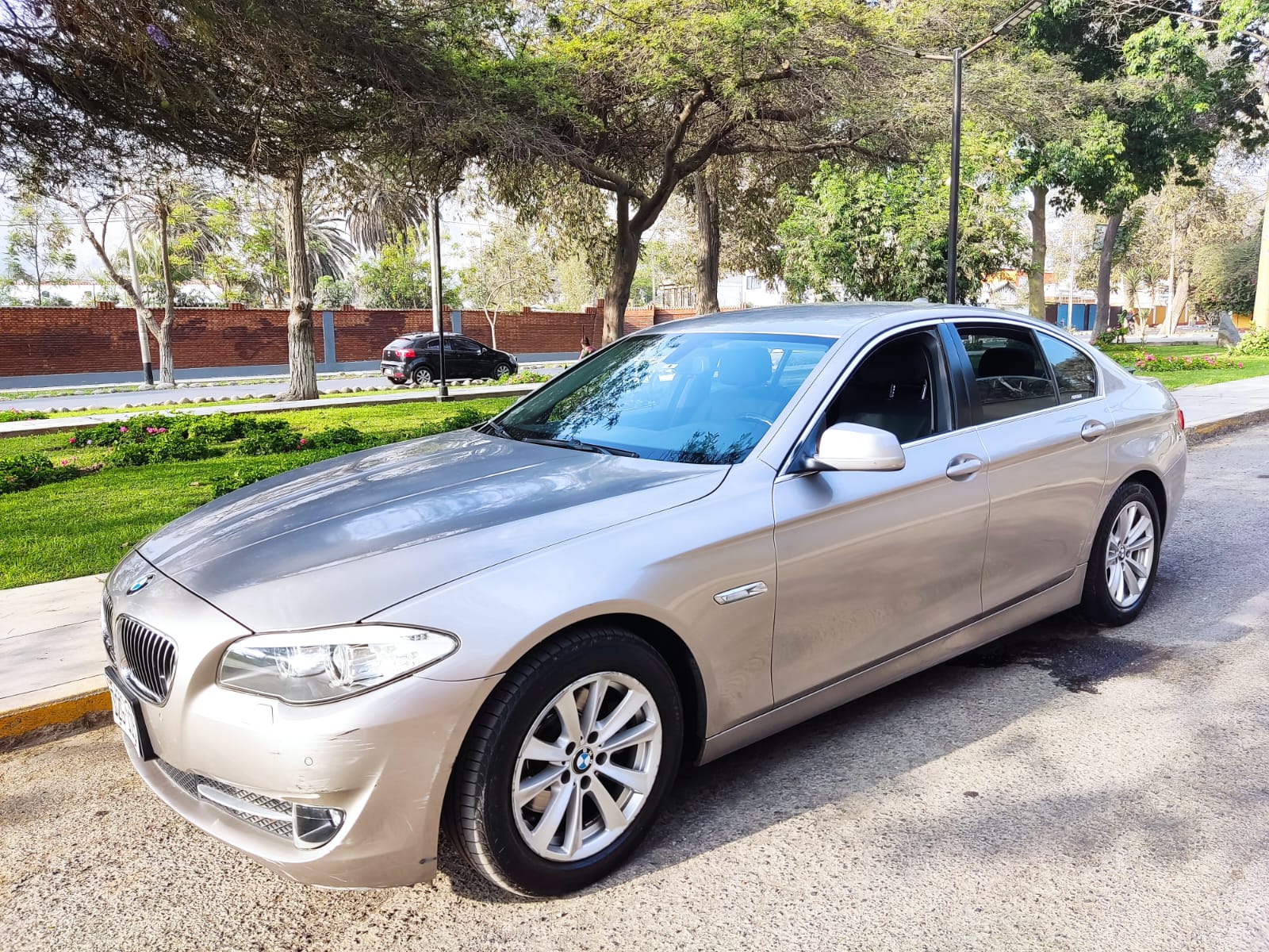 BMW 520i – SEDAN PLATA KASHMIR