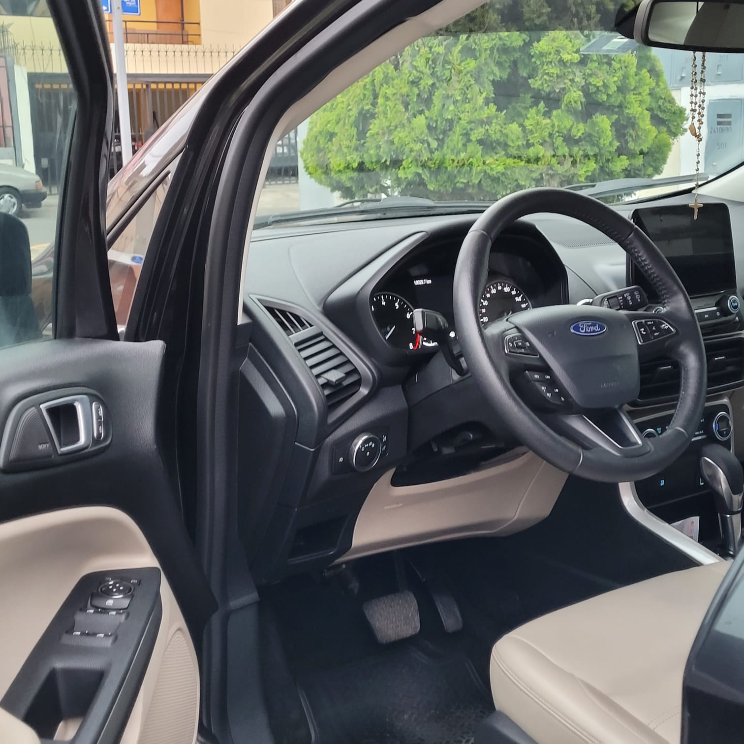 VENDO CAMIONETA DE USO PERSONAL 20 KM